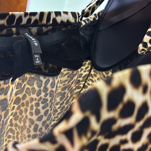 Torrid size 4DD/F Underwire Twist Front Tankini swim top - Picture 11 of 11